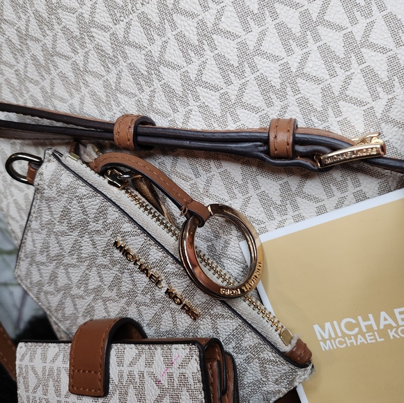 Michael kors jet set large messenger crossbody. - Picture 2 of 9